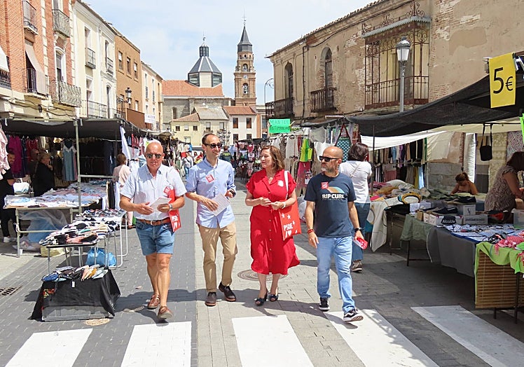 Samuel Galán, David Serrada, Carmen Ávila, Pedro José Pérez pasean por el mercadillo de Peñaranda.