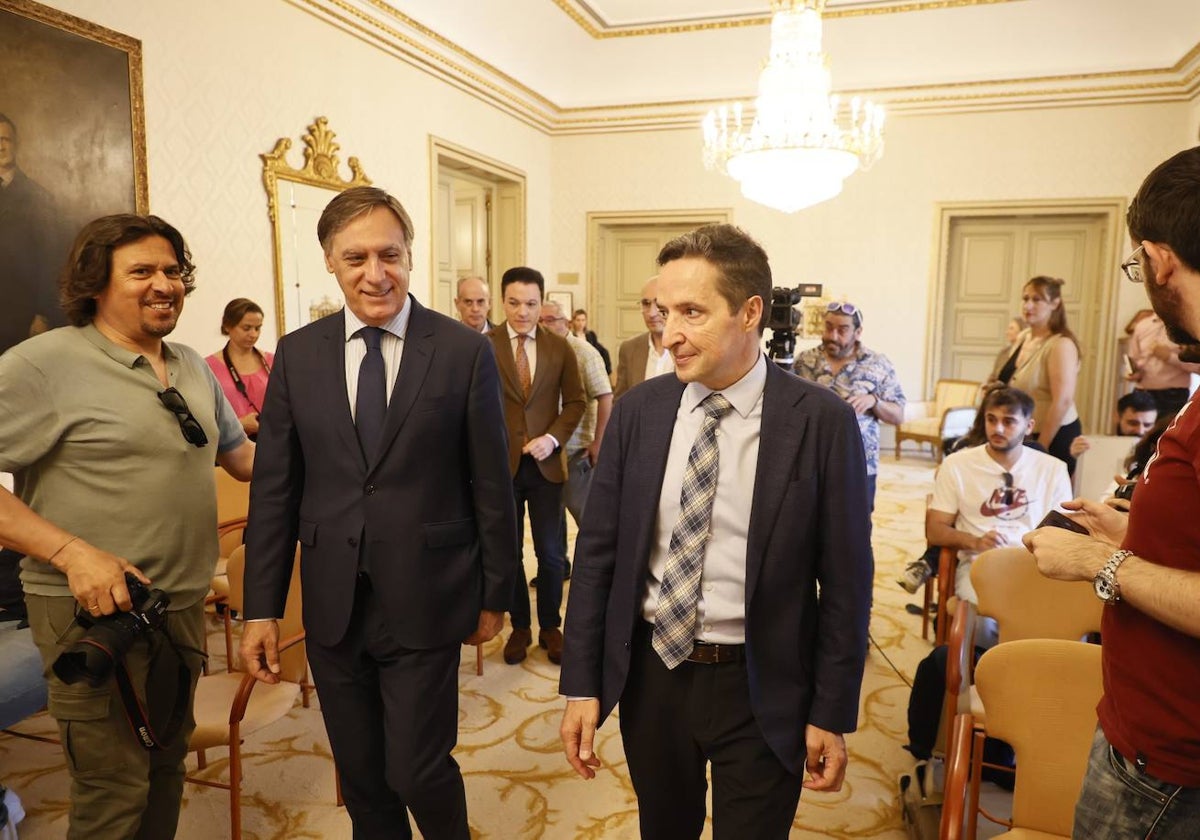 Carlos García Carbayo y Juan Manuel Corchado, este jueves en el salón de recepciones del Ayuntamiento.