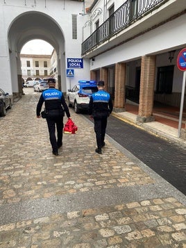 Dos agentes de la Policía Local de Peñaranda transitan por el municipio.