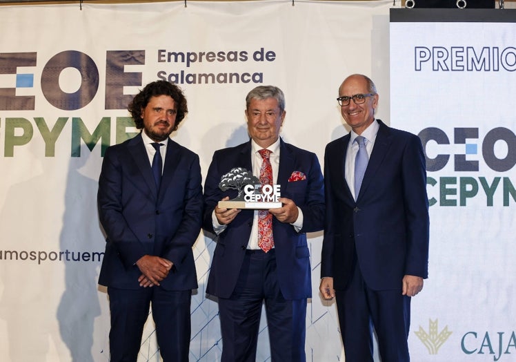 El Premio a la Excelencia y Desarrollo Empresarial lo recogió José Miguel Hernández, fundador de Servicios y Repuestos José Miguel.