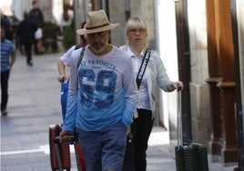 Turistas con maletas en el centro de Salamanca.