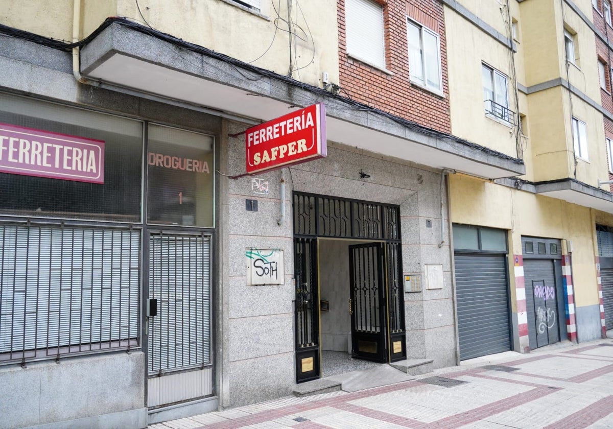 Los bomberos dejaron abiertas las puertas para ventilar el edificio.