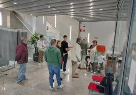 Votantes, esperando su turno en el hall del Ayuntamiento.