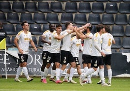 Los jugadores del Salamanca UDS celebran el primer tanto