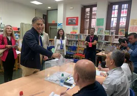 Carlos García Carbayo votando en la biblioteca Gabriel y Galán.