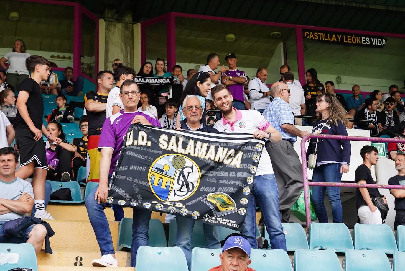 Locura por el Salamanca UDS: búscate en la grada del Helmántico en el partido decisivo frente al Tordesillas