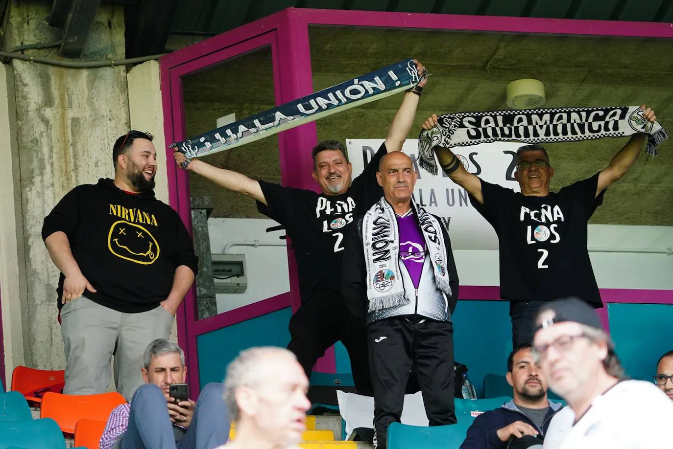 Locura por el Salamanca UDS: búscate en la grada del Helmántico en el partido decisivo frente al Tordesillas