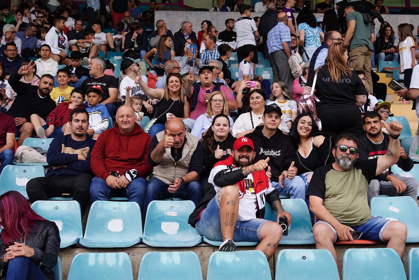 Locura por el Salamanca UDS: búscate en la grada del Helmántico en el partido decisivo frente al Tordesillas