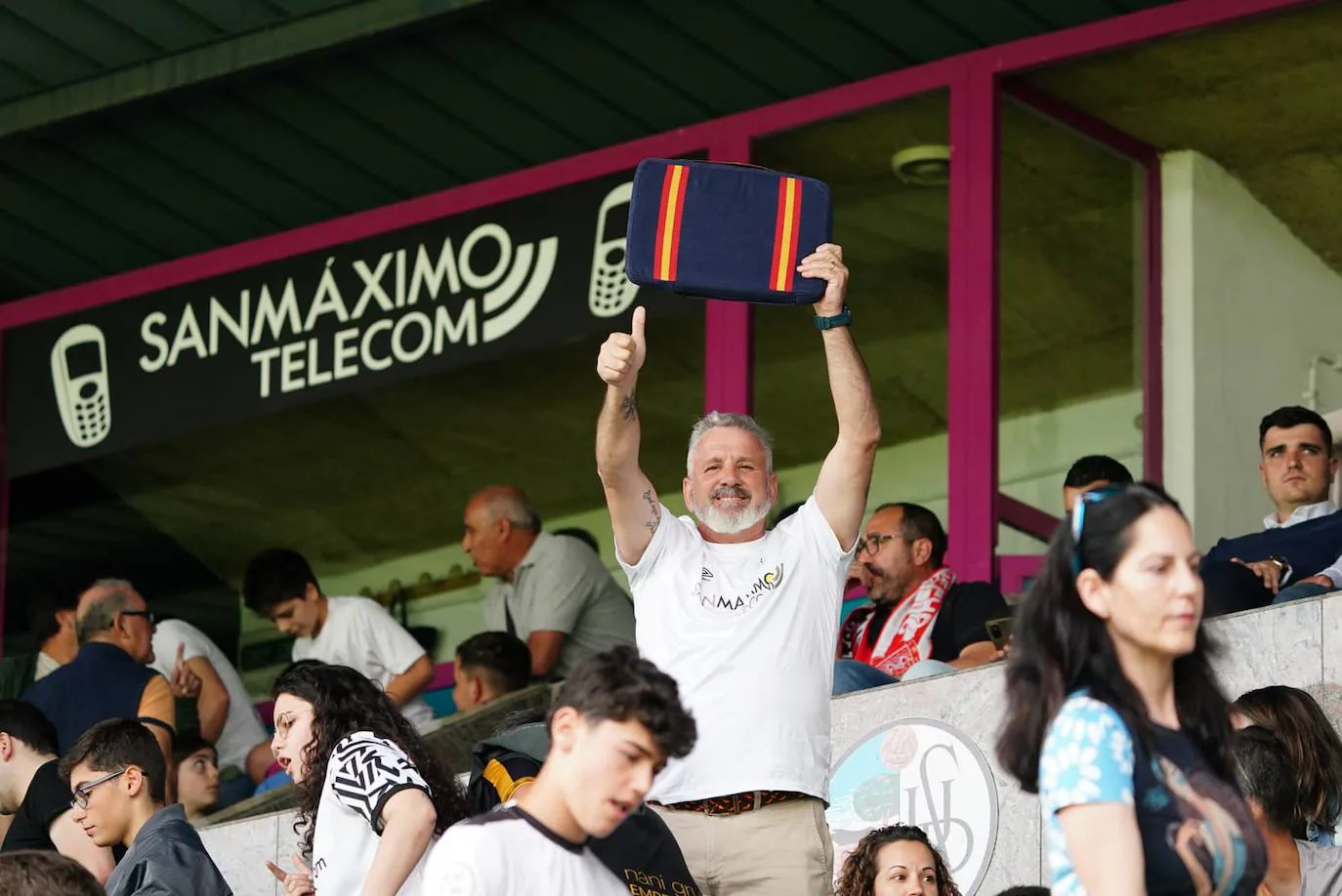 Locura por el Salamanca UDS: búscate en la grada del Helmántico en el partido decisivo frente al Tordesillas