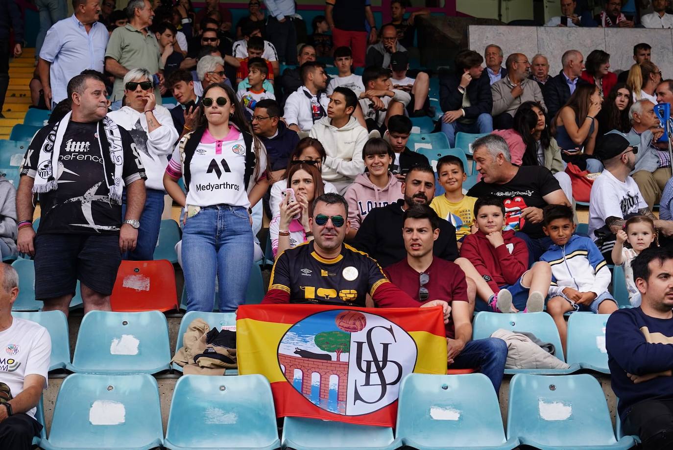 Locura por el Salamanca UDS: búscate en la grada del Helmántico en el partido decisivo frente al Tordesillas