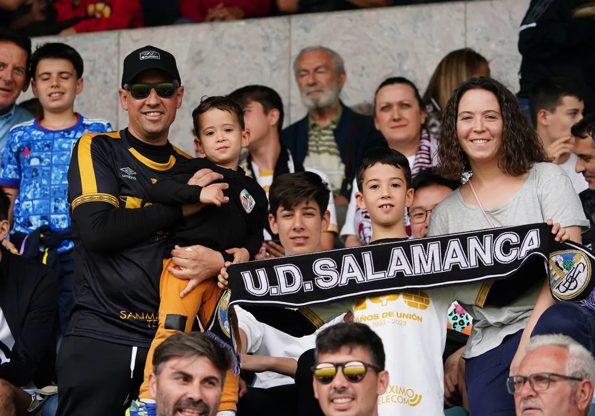 Locura por el Salamanca UDS: búscate en la grada del Helmántico en el partido decisivo frente al Tordesillas