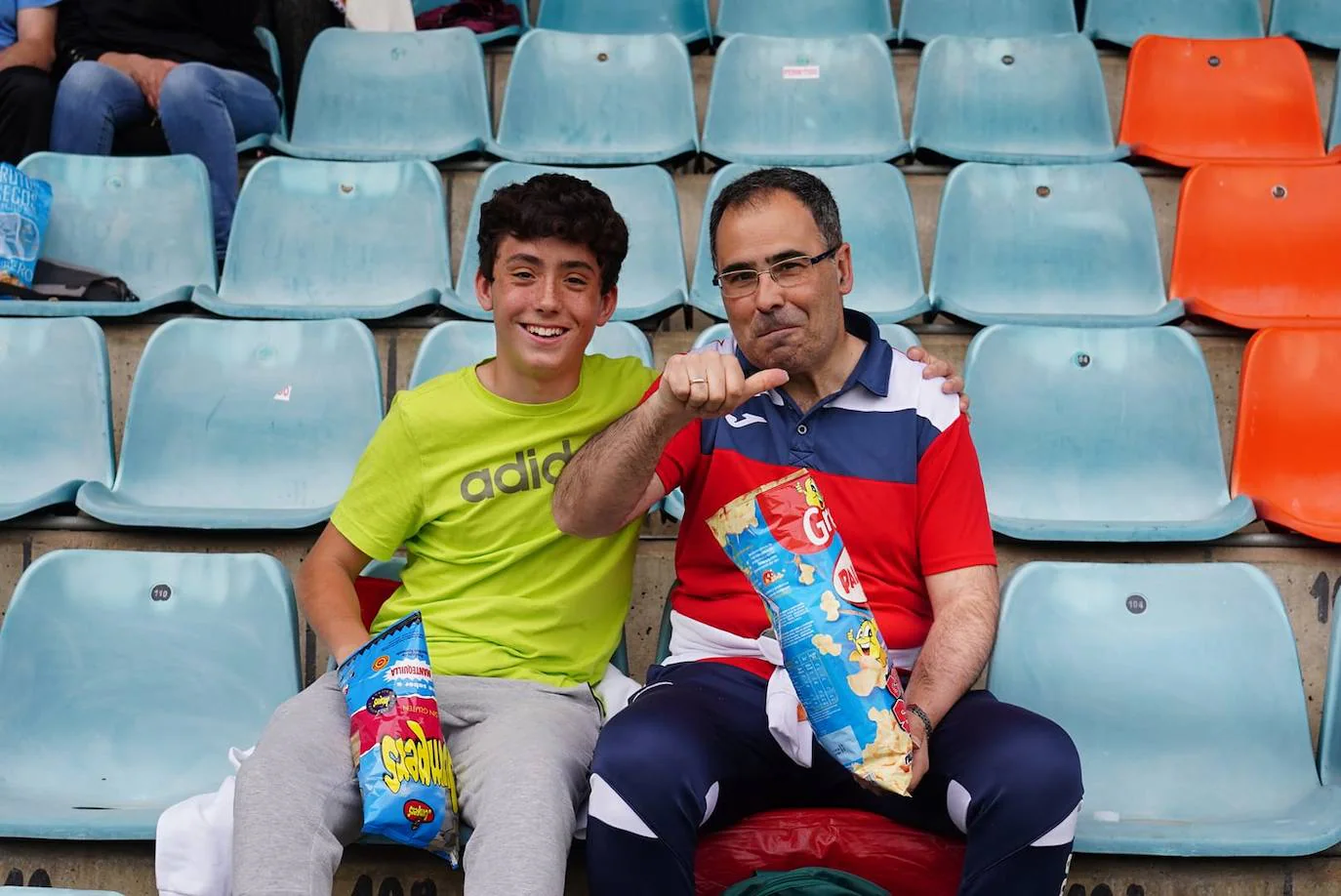 Locura por el Salamanca UDS: búscate en la grada del Helmántico en el partido decisivo frente al Tordesillas