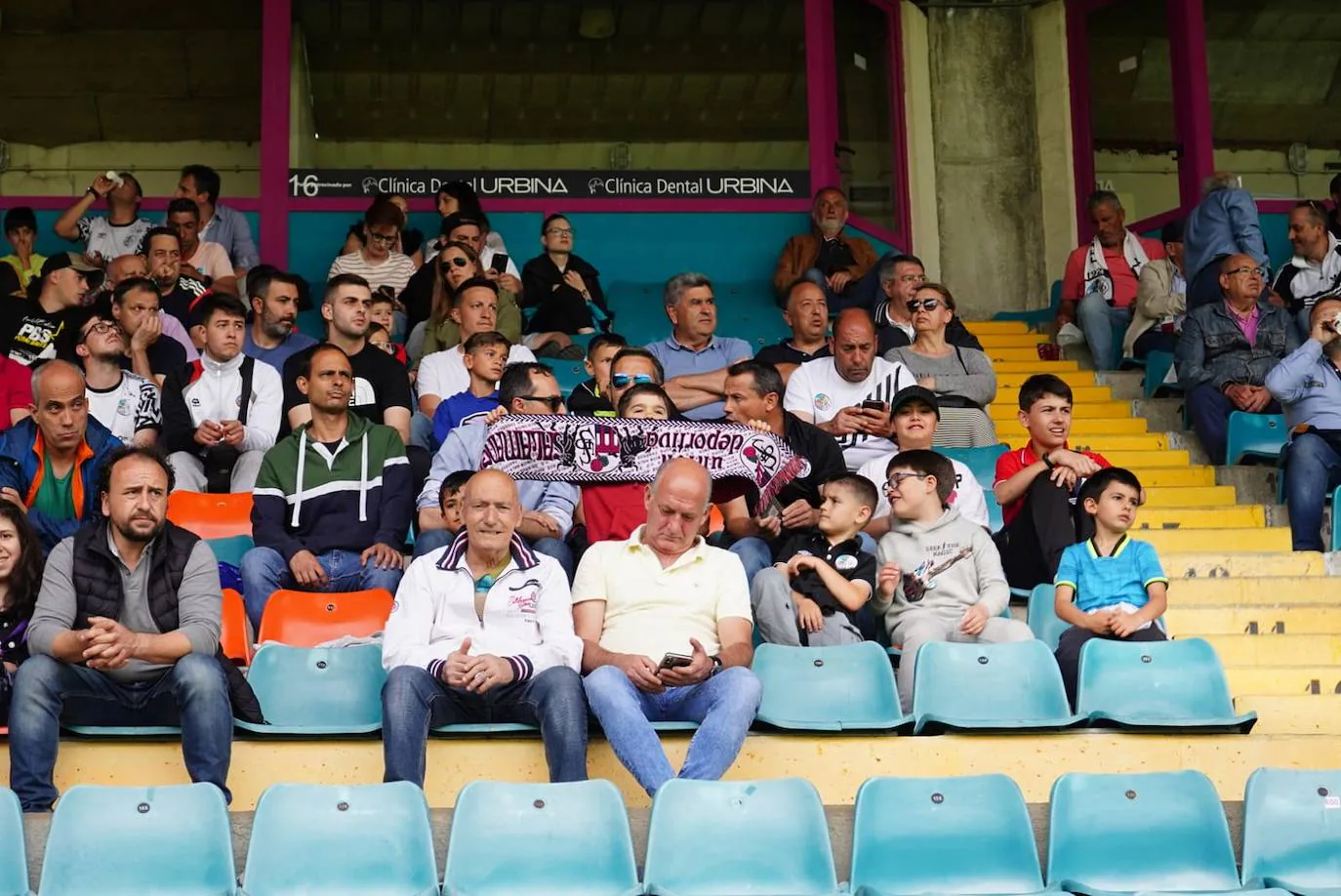 Locura por el Salamanca UDS: búscate en la grada del Helmántico en el partido decisivo frente al Tordesillas