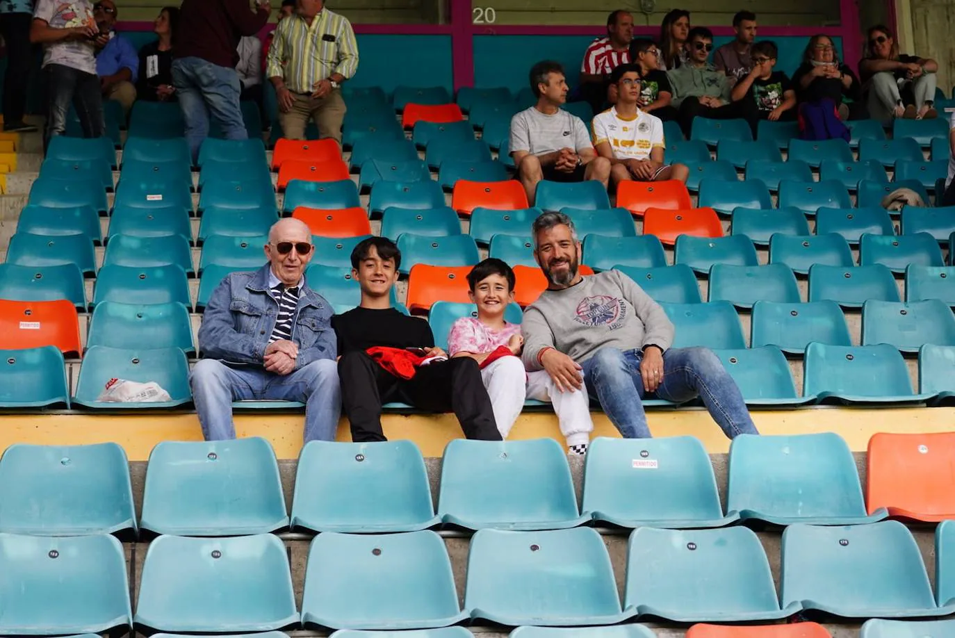 Locura por el Salamanca UDS: búscate en la grada del Helmántico en el partido decisivo frente al Tordesillas