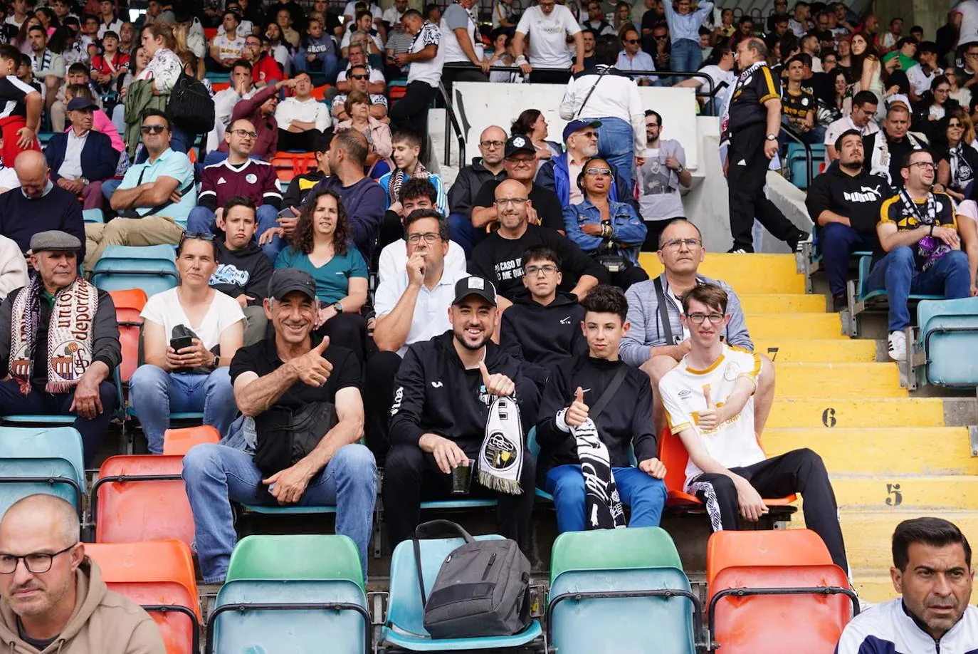 Locura por el Salamanca UDS: búscate en la grada del Helmántico en el partido decisivo frente al Tordesillas