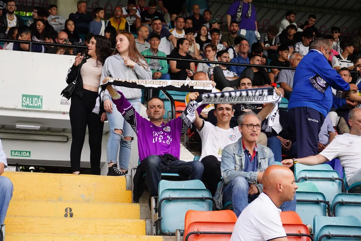 Locura por el Salamanca UDS: búscate en la grada del Helmántico en el partido decisivo frente al Tordesillas