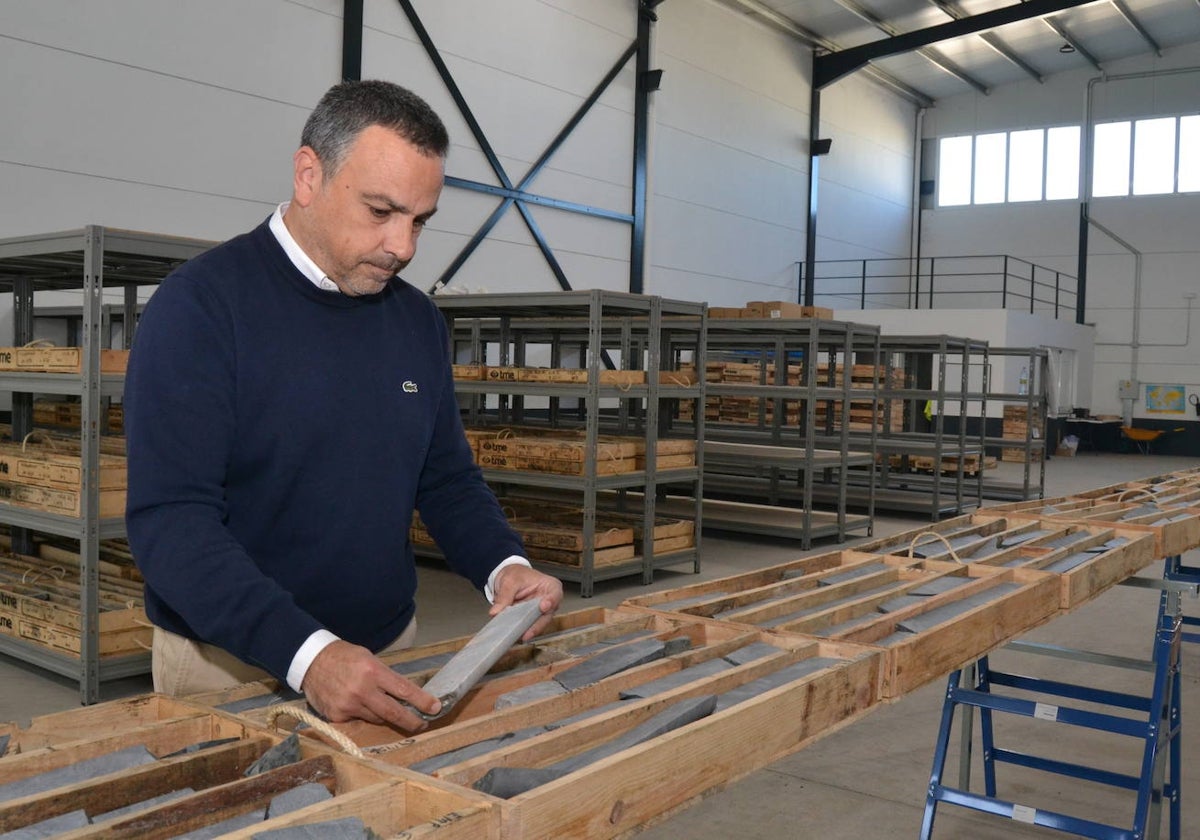 Jorge Gil, en la sede de Ciudad Rodrigo observando uno de los testigos extraidos.