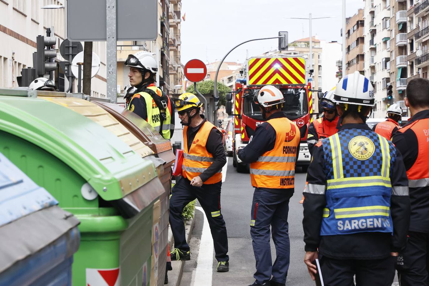 Los Bomberos de Salamanca realizan un simulacro de rescate en altura en la Avenida de Portugal