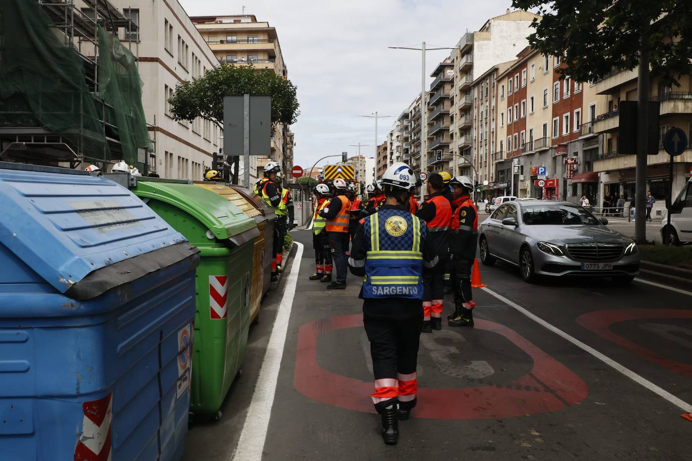 Los Bomberos de Salamanca realizan un simulacro de rescate en altura en la Avenida de Portugal