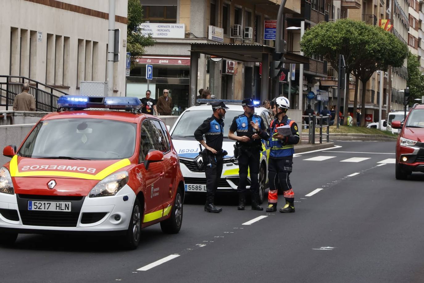 Los Bomberos de Salamanca realizan un simulacro de rescate en altura en la Avenida de Portugal