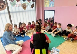 La edil Juani Rubio con los niños de la Escuela Infantil municipal de Santa Marta de Tormes.