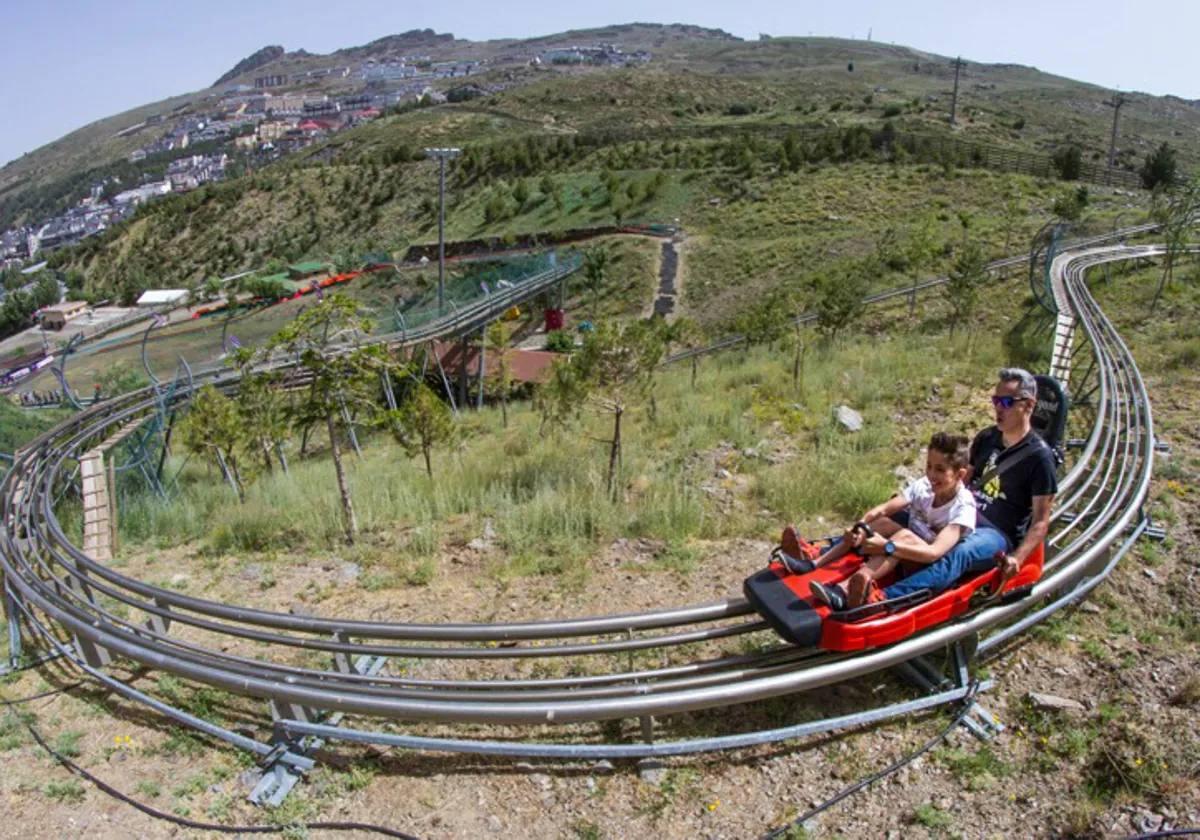 Imagen del tobogán existente en Sierra Nevada que se desliza sobre raíles y trineos en el paraje de la Fuente del Mirlo Blanco.