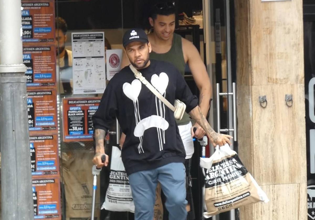 Dani Alves, cojeando y con muletas, sorprende con flores y una barbacoa a Joana Sanz en su cumpleaños