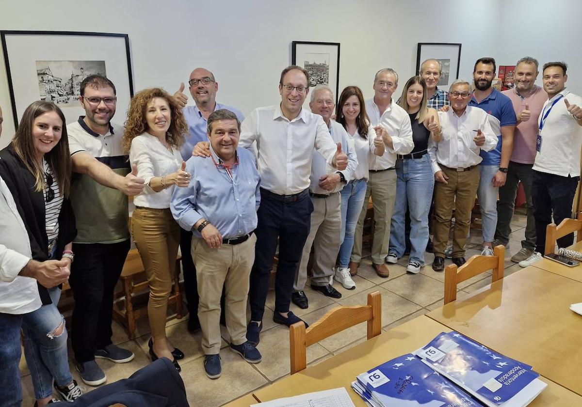 Marcos Iglesias (centro) junto a integrantes del PP en Ciudad Rodrigo tras los resultados.