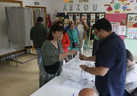 Votación en una mesa electoral de la capital.