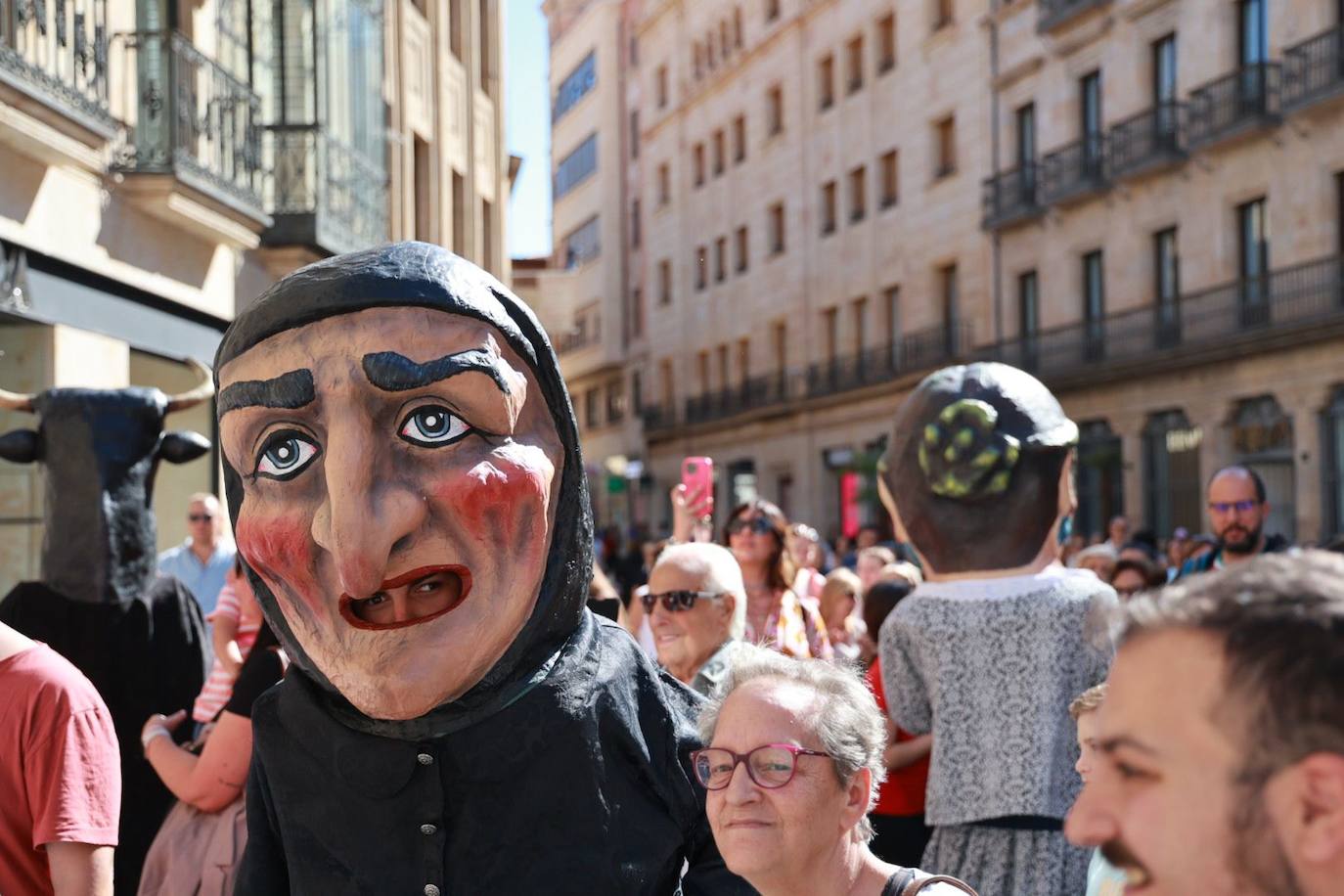 Los cabezudos toman las calles para celebrar San Juan de Sahagún