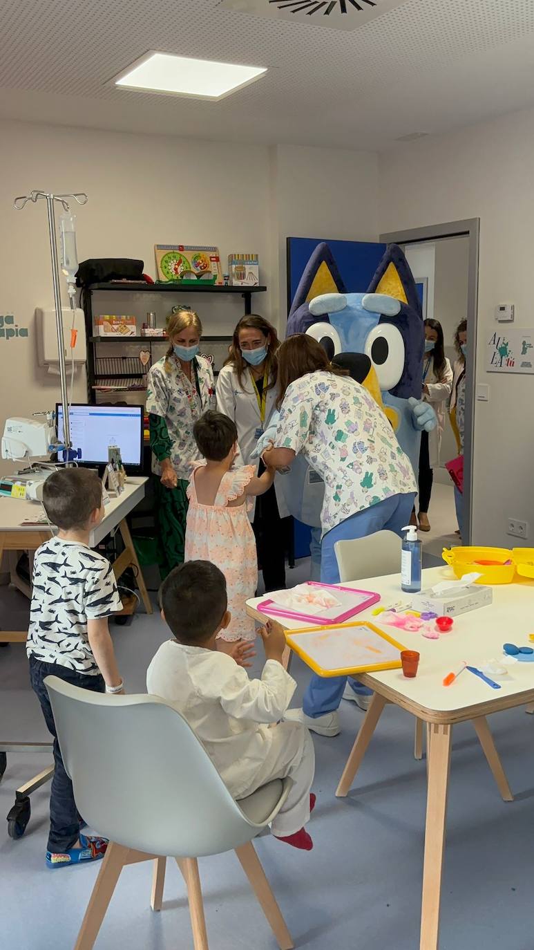 Imagen principal - La visita inesperada de la perrita más famosa de Disney sorprende en el Hospital de Salamanca