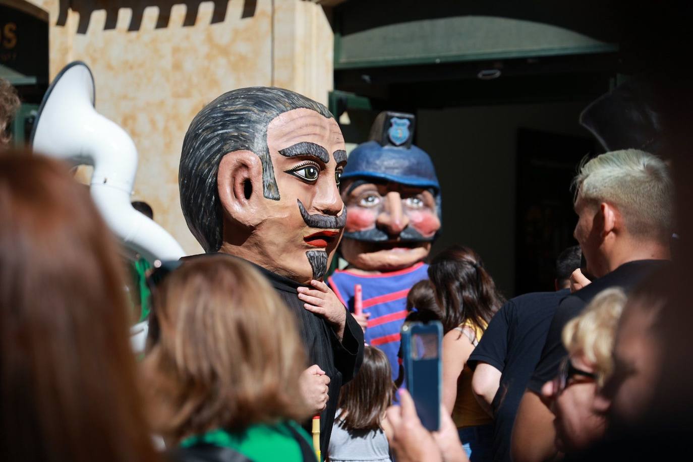 Los cabezudos toman las calles para celebrar San Juan de Sahagún