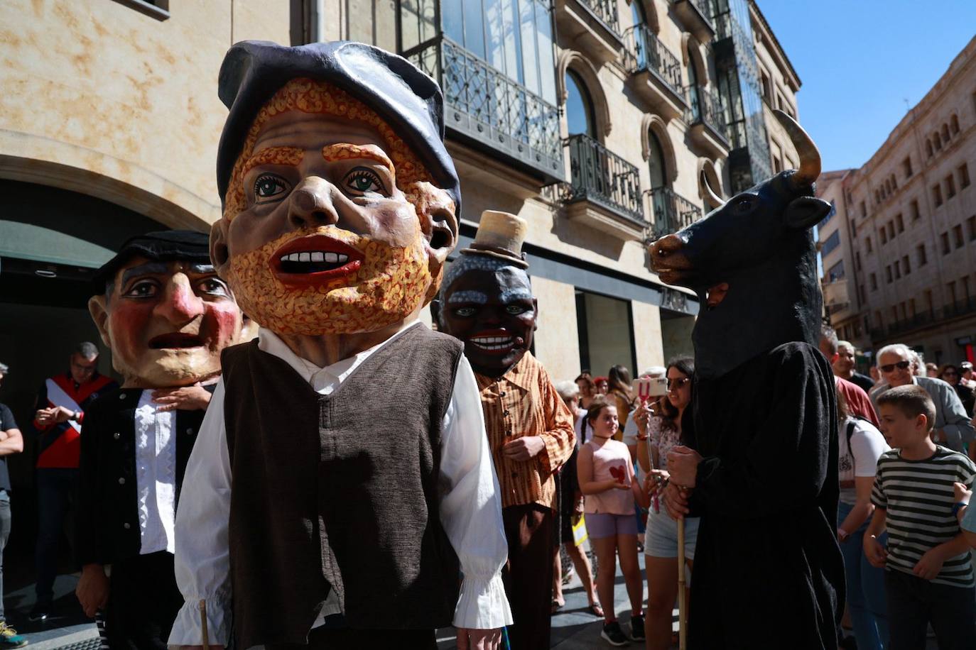 Los cabezudos toman las calles para celebrar San Juan de Sahagún