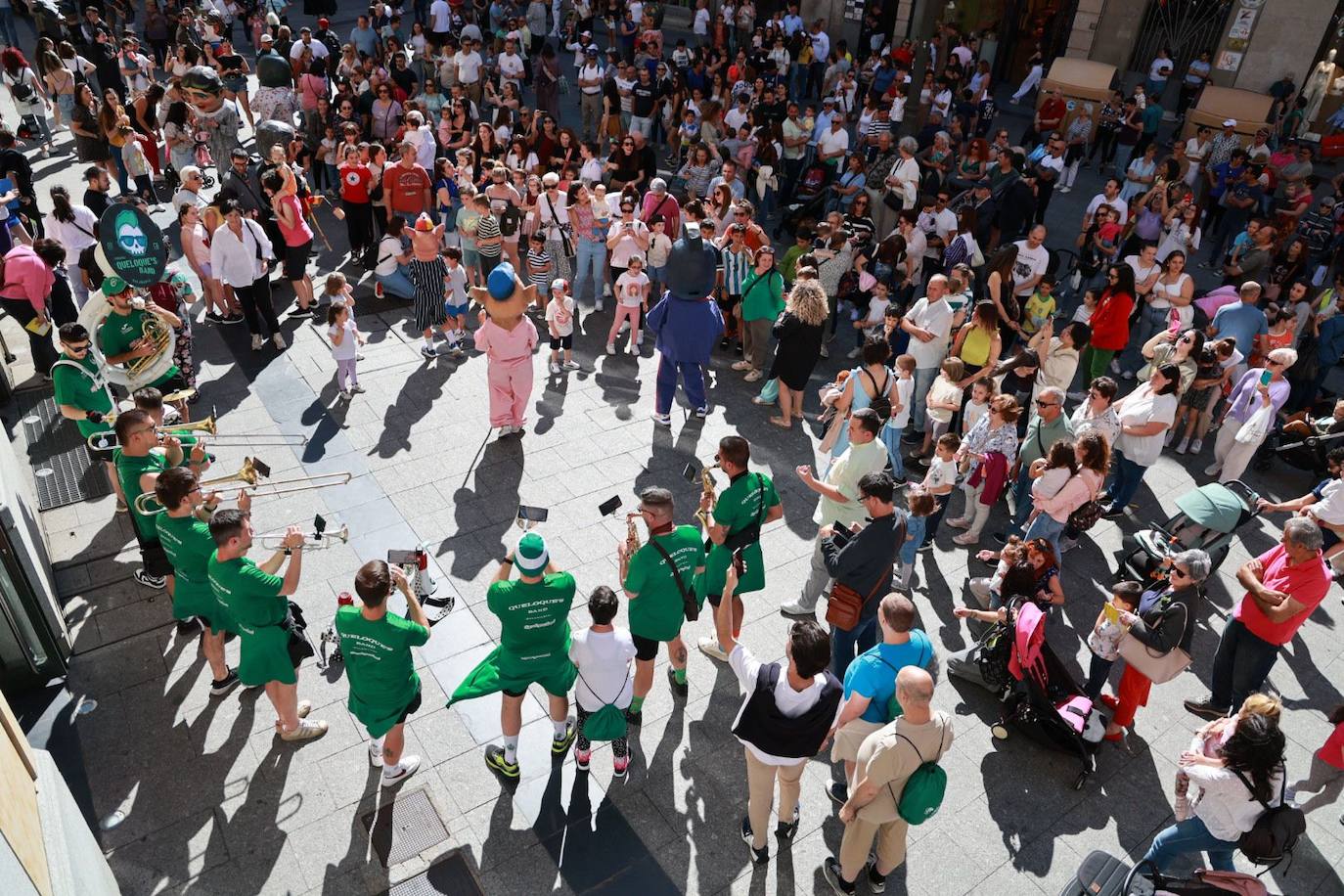 Los cabezudos toman las calles para celebrar San Juan de Sahagún