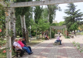 Uno de los paseos principales del parque Los Jardines de Peñaranda de Bracamonte.