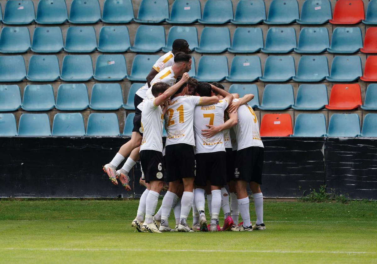 Los jugadores del Salamanca celebran un gol en el Helmántico.