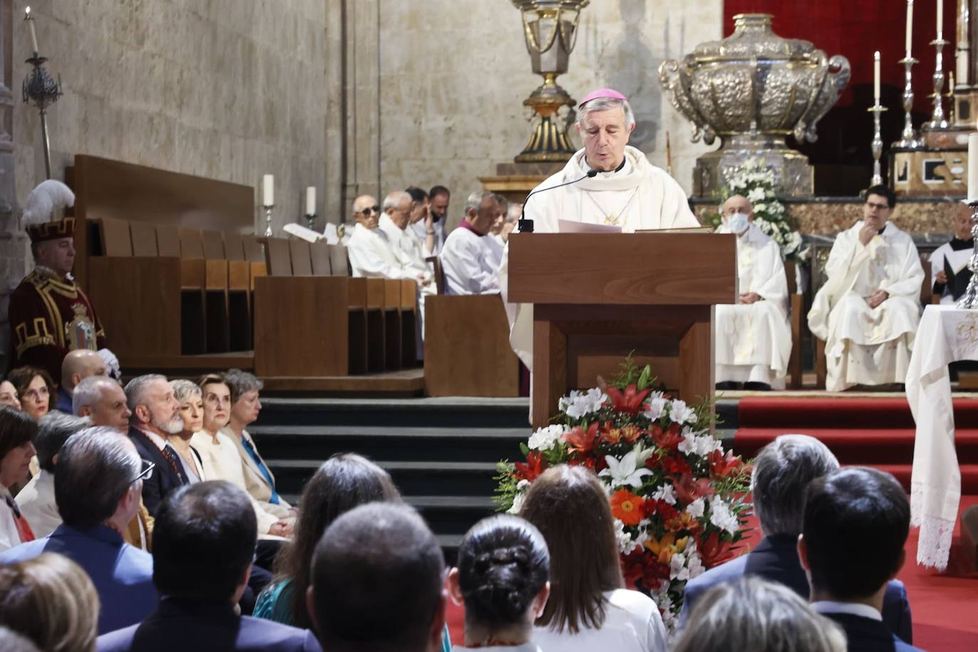 El obispo pide regenerar la vida pública para acabar con una sociedad rota y dividida por el día de San Juan de Sahagún