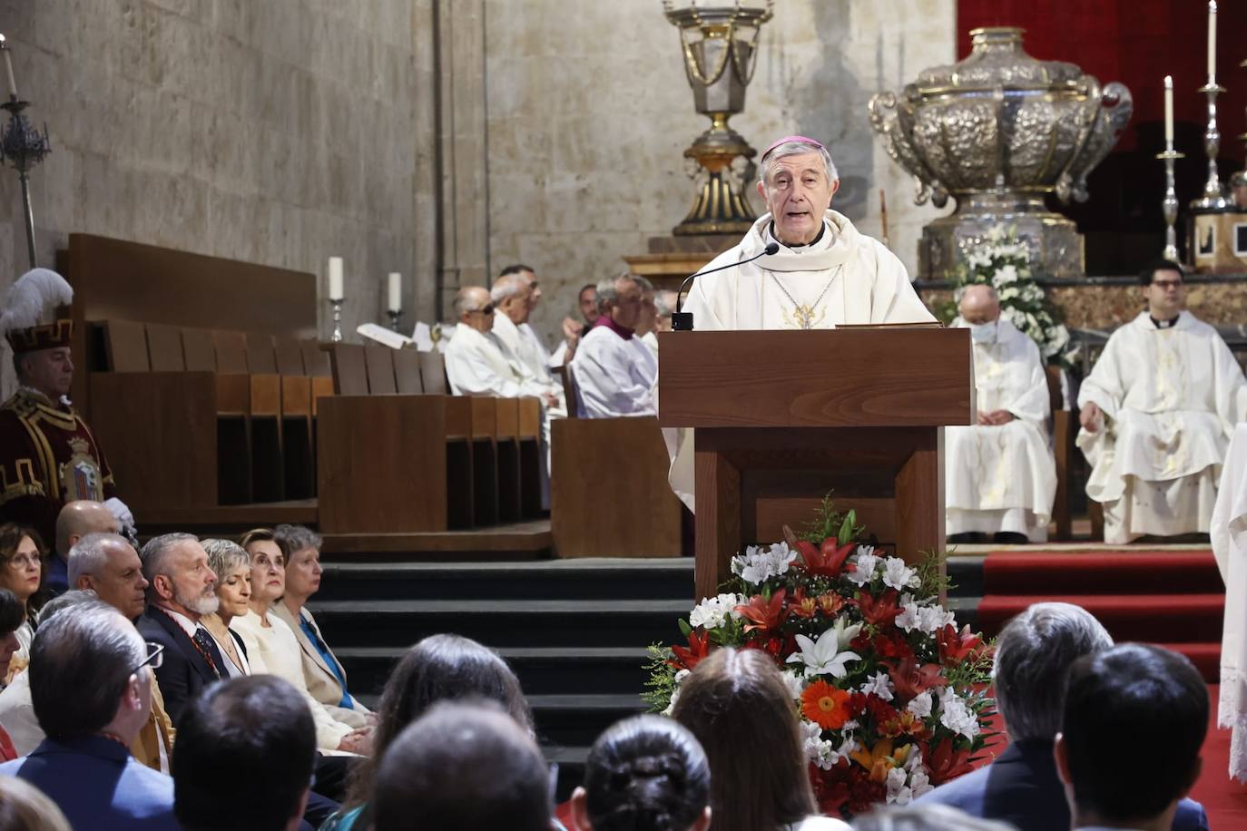 El obispo pide regenerar la vida pública para acabar con una sociedad rota y dividida por el día de San Juan de Sahagún