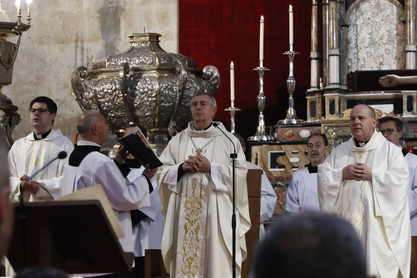 El obispo pide regenerar la vida pública para acabar con una sociedad rota y dividida por el día de San Juan de Sahagún