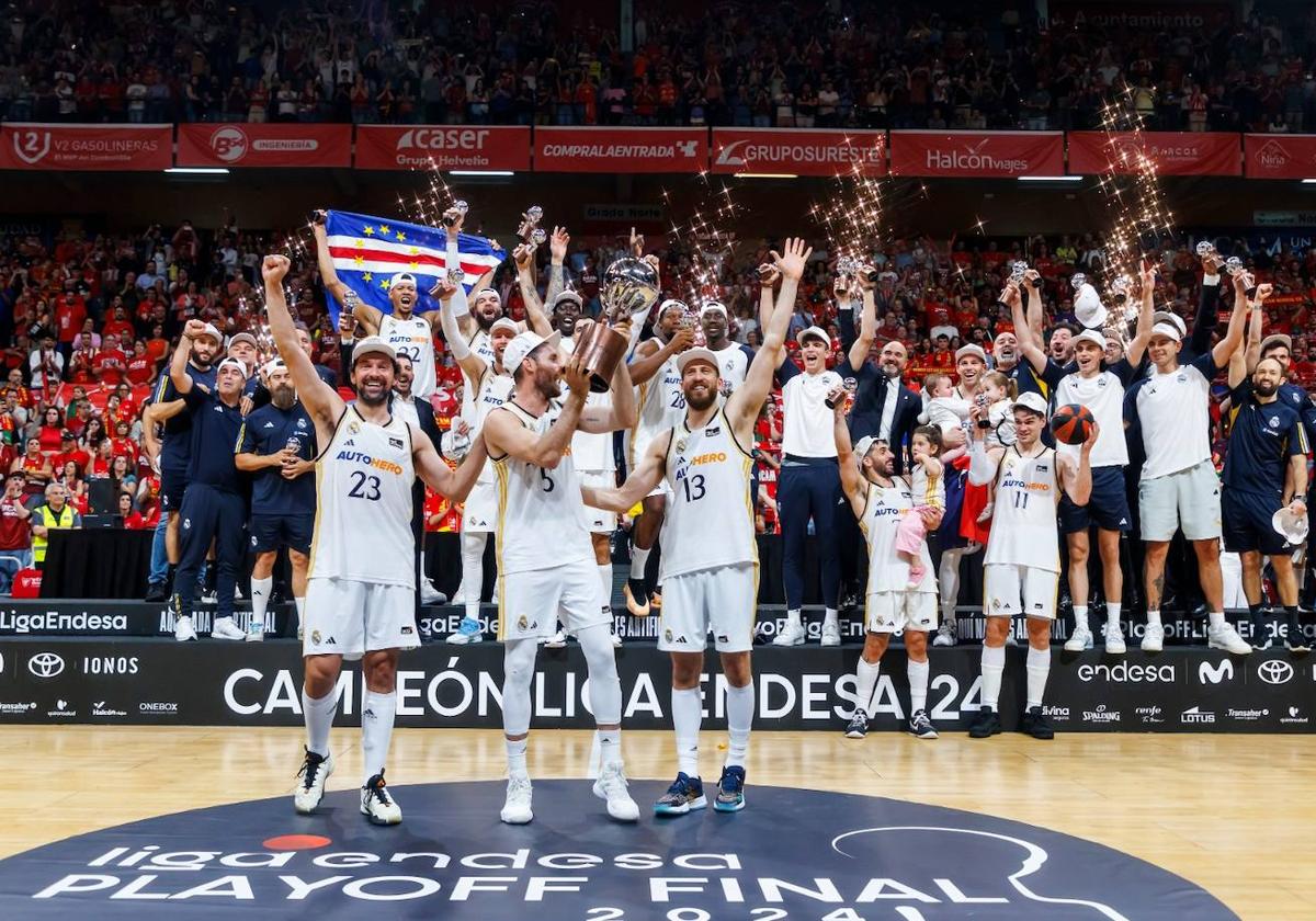 El Real Madrid celebra el título de Liga.