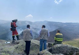 El delegado territorial de la Junta en Salamanca, Eloy Ruiz, visita las zonas afectadas por los incendios en el sur de la provincia.