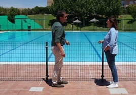 Enrique García y Patricia López, en las piscinas de Aldeatejada.