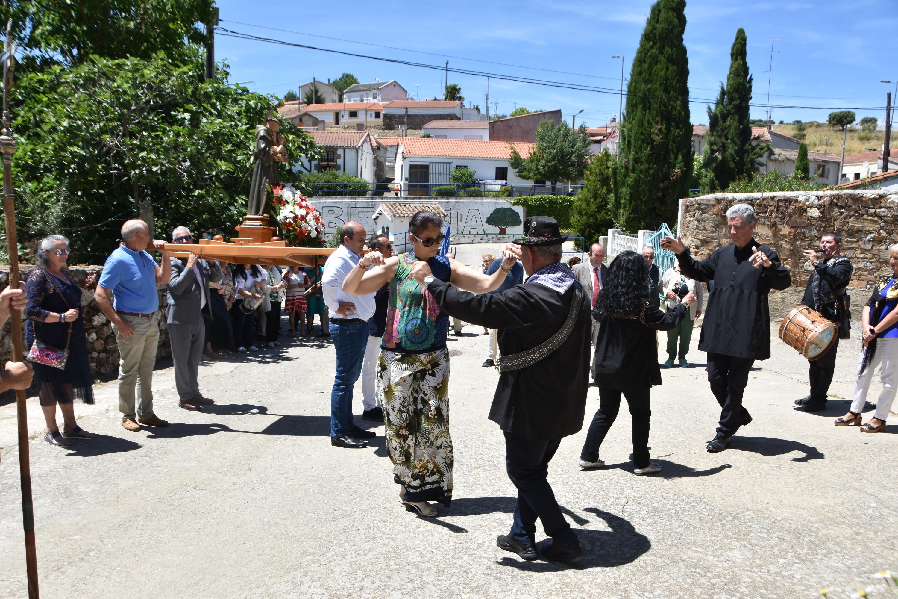 Cánticos y bailes para honrar a San Antonio en Beleña