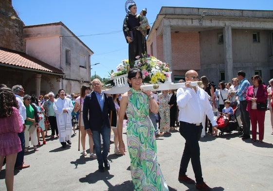 La salida en procesión de la imagen de San Antonio de Padua en Topas