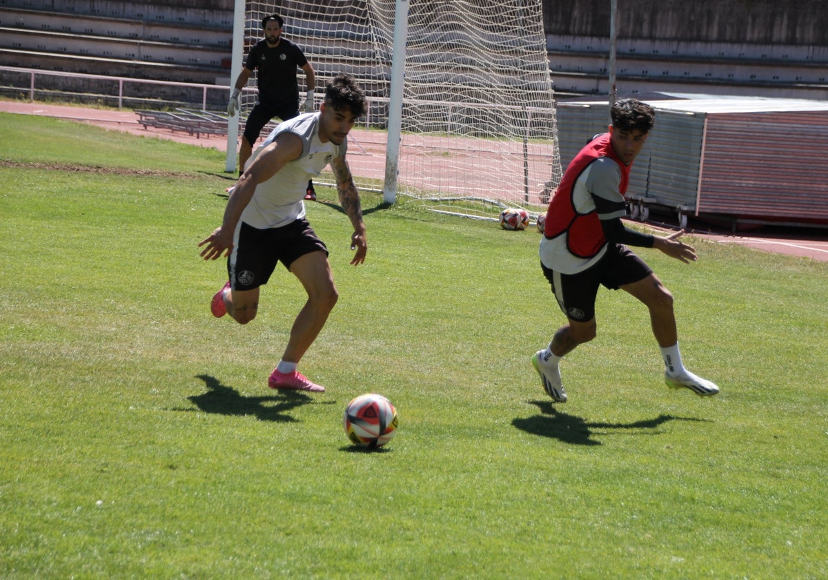 Caramelo y Félix pelean por un balón durante el partidillo.