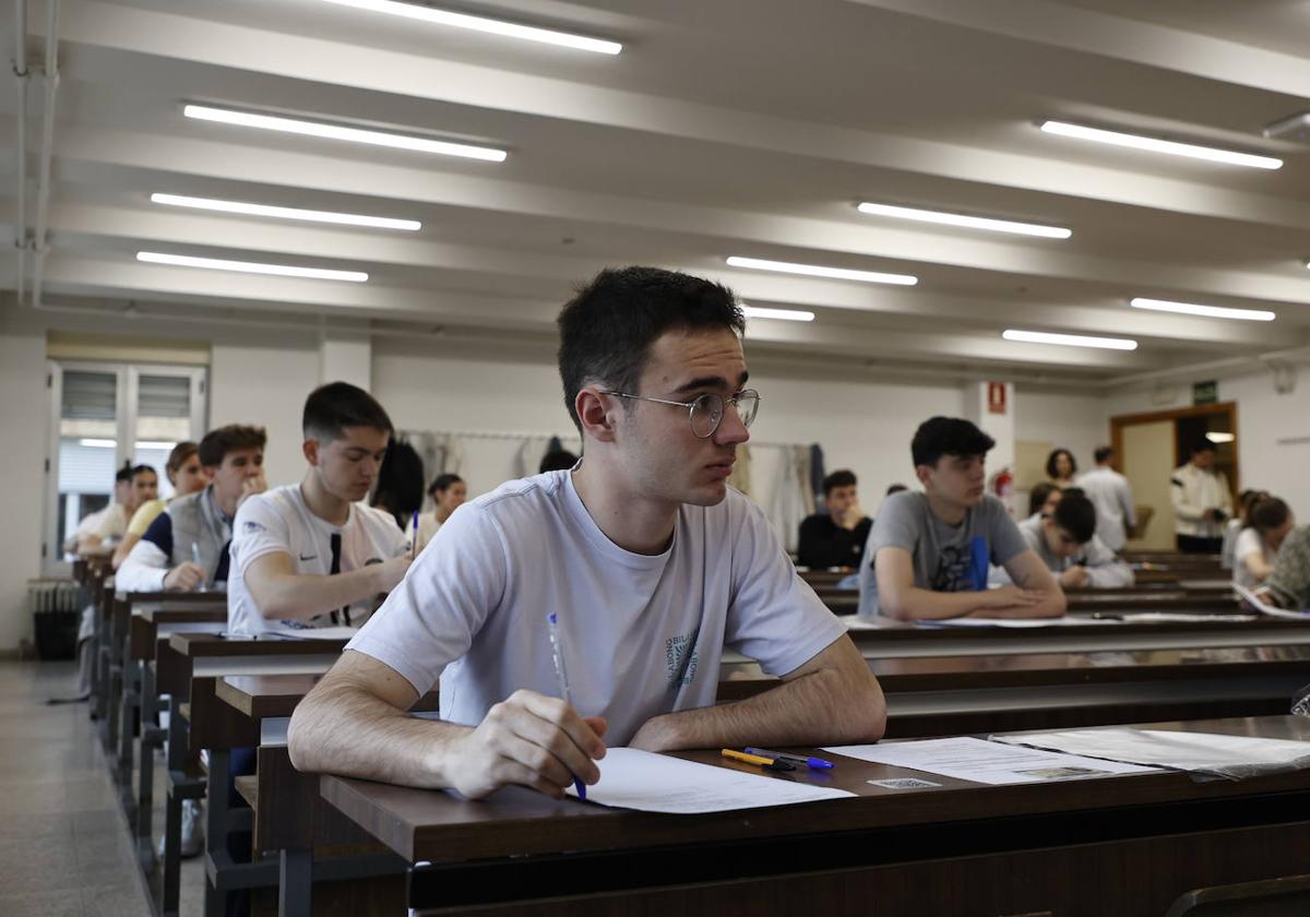 Varios alumnos, antes del comienzo de un examen de la EBAU.