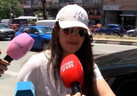 Gabriela Guillén atendiendo a los medios de comunicación.