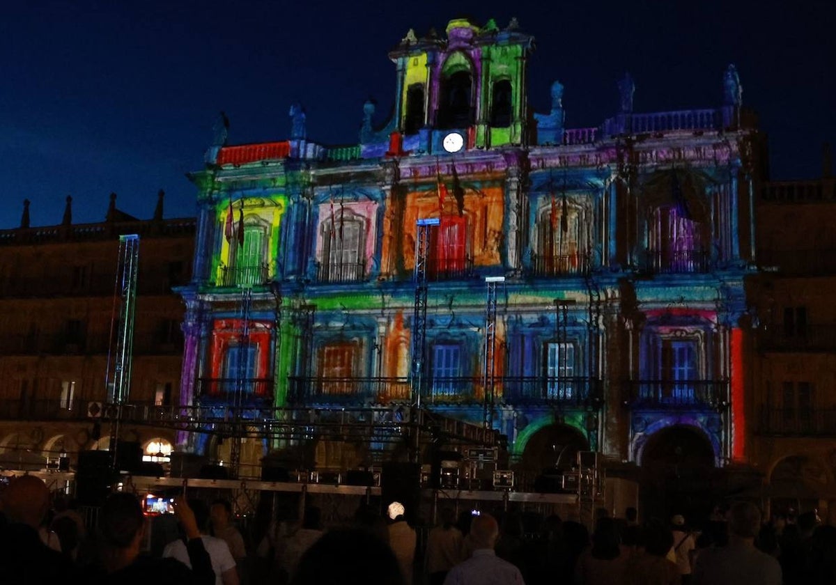 Las &#039;Luciérnagas&#039; iluminan la Plaza Mayor en un espectacular videomapping