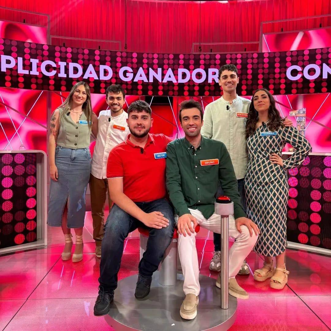 Héctor (centro) y Tamara (der.), junto a los 'Mozos de Arousa' antes de la emisión de 'Reacción en cadena'.