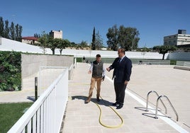 Roberto Hernández Garabaya y Roberto Martín visitaron ayer las piscinas para supervisar el final de los trabajos.